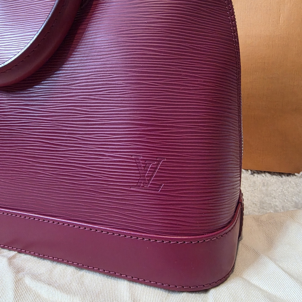 Genuine Authentic Leather Louis Vuitton Alma PM EPI Purse Bag